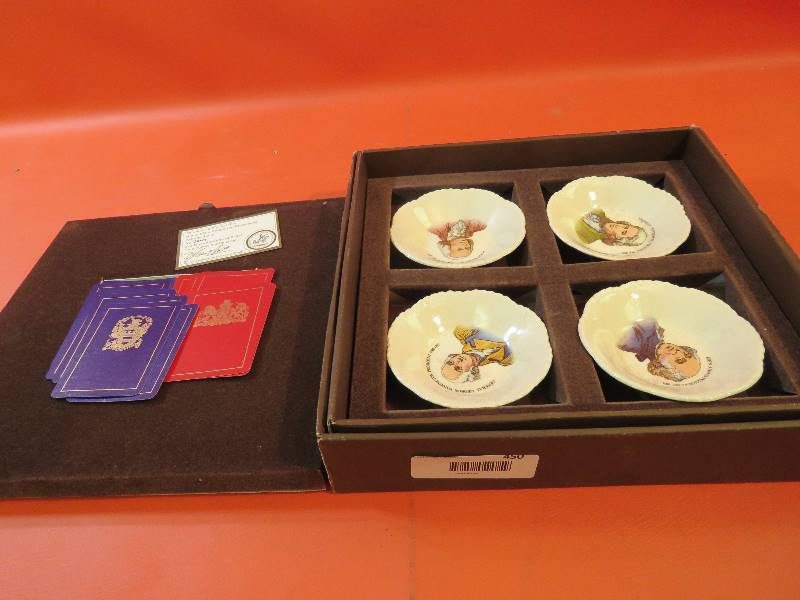 lot 450 image: Vintage Collectible Ashtray Set