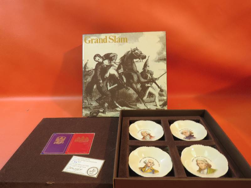 lot 455 image: Vintage Collectible Ashtray Set