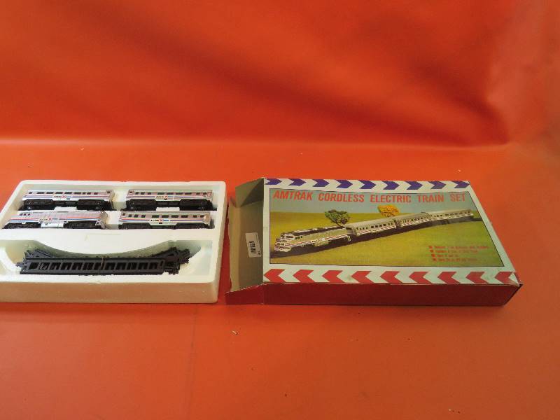 lot 470 image: Amtrak Cordless Electric Train Set
