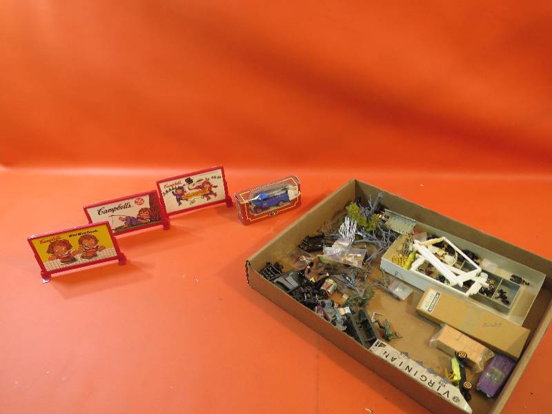 lot 471 image: Collectible Train Set Accessories
