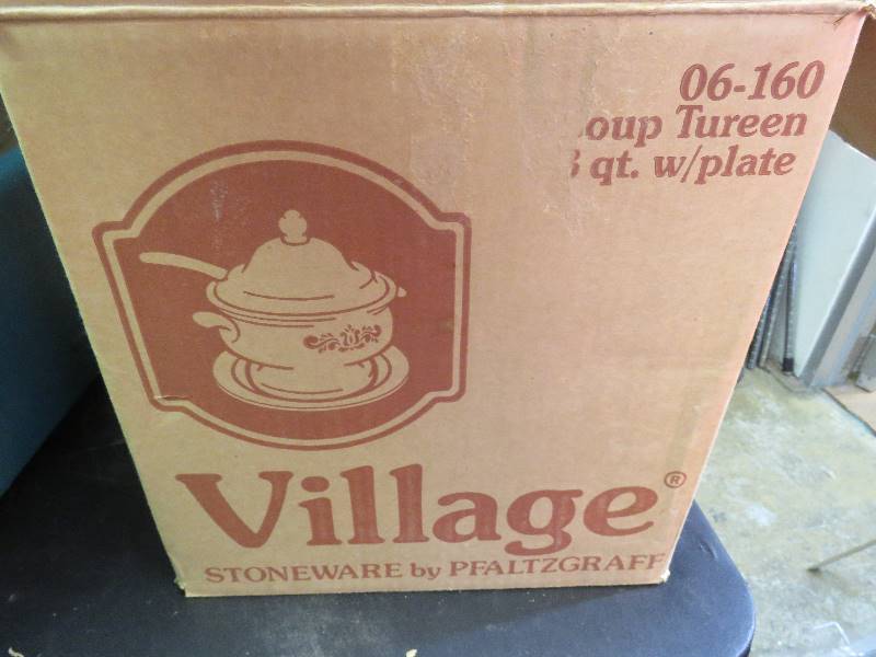 lot 488 image: Pfaltzgraff Soup Tureen