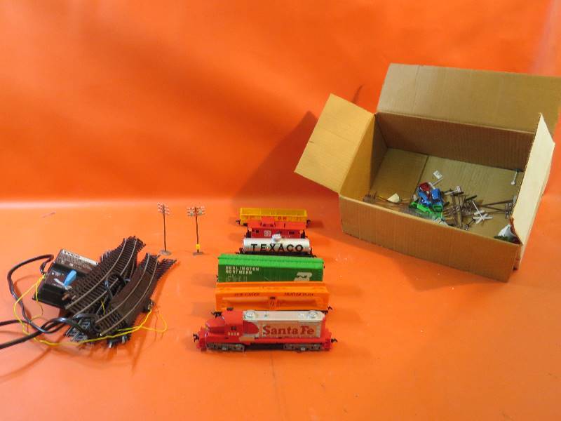 lot 499 image: Collectible Train Cars