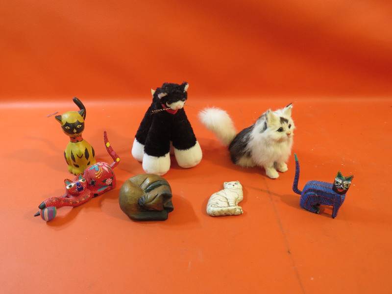 lot 502 image: Variety of Cat Decor