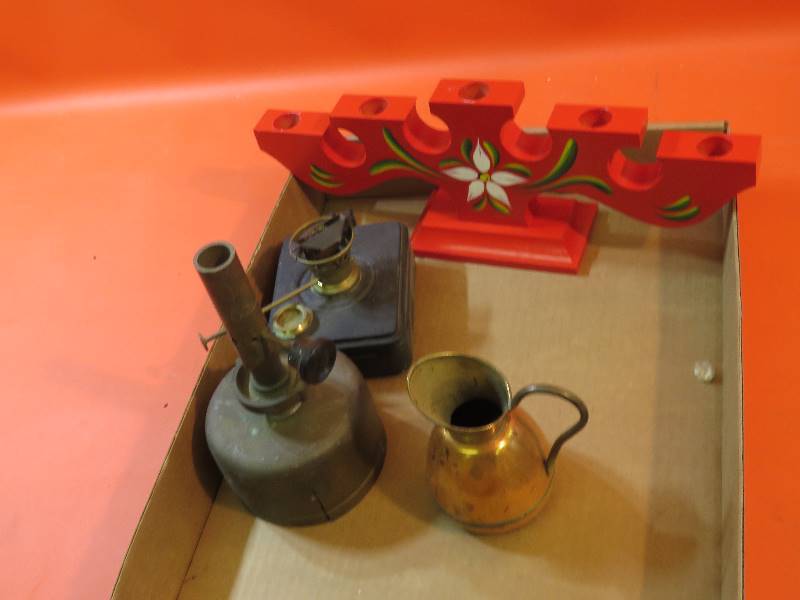 lot 517 image: MIsc. Vintage Decor