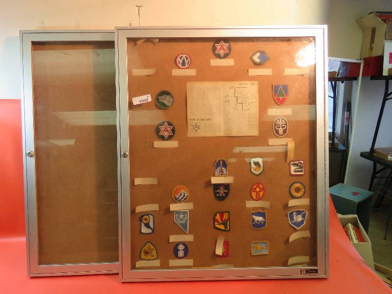 lot 521 image: Display Cases