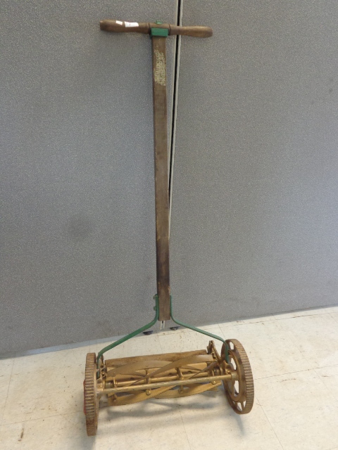 lot 14 image: Push Mower