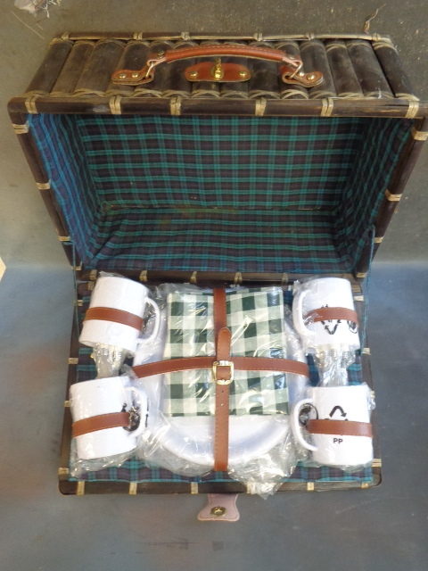 lot 50 image: Picnic Set