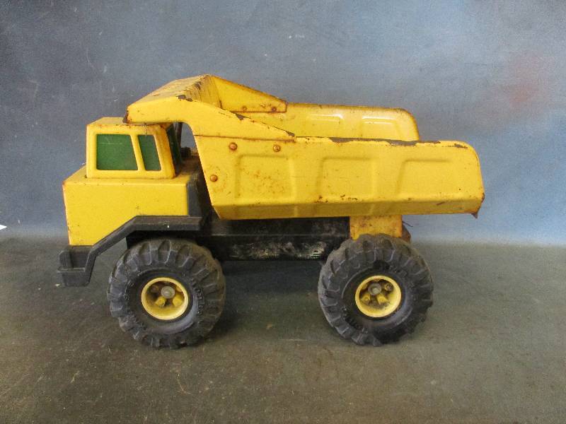 lot 64 image: Tonka Mighty Dump Truck
