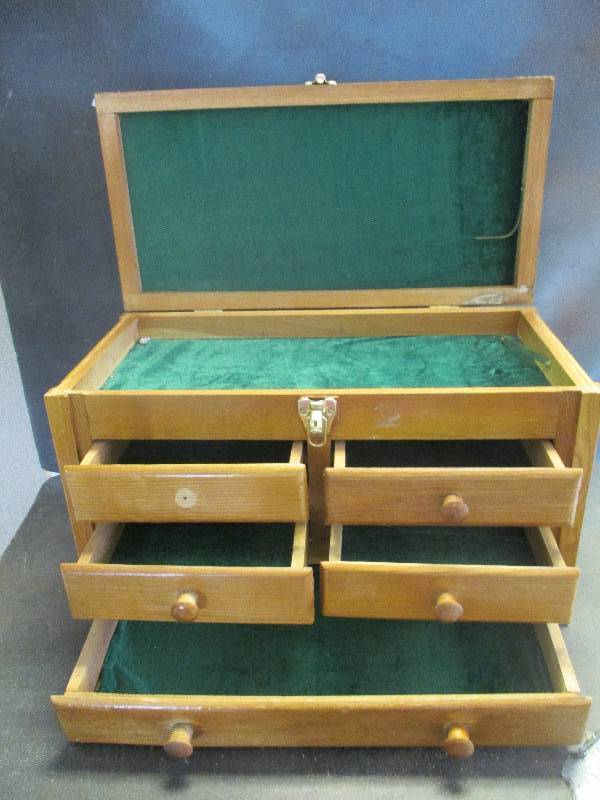 lot 75 image: Wood Jewelry box