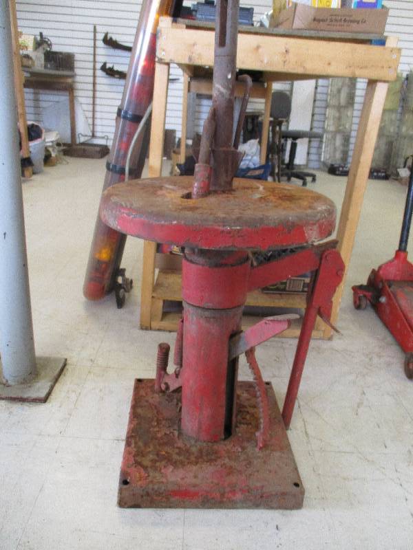 lot 86 image: Tire Changing Machine