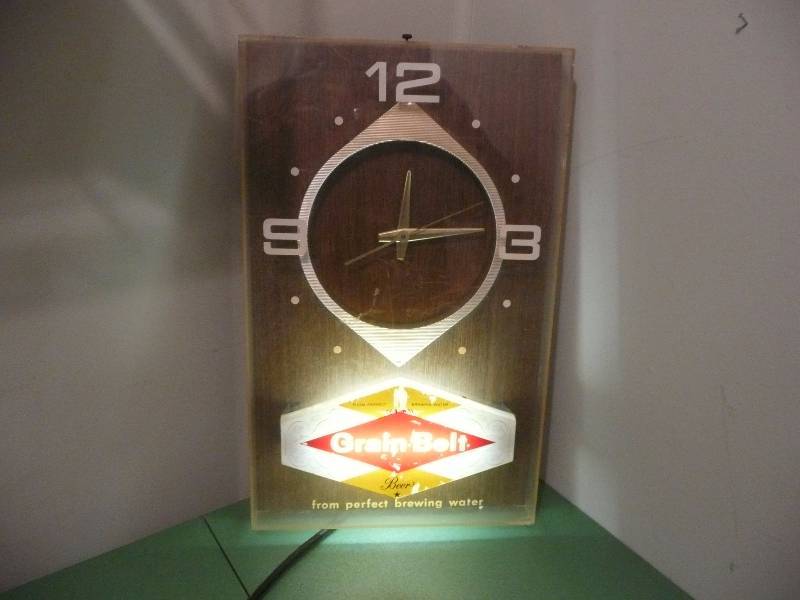 lot 30 image: Vintage Grain Belt Beer ClockLight - Works - Approx 12wide 20High