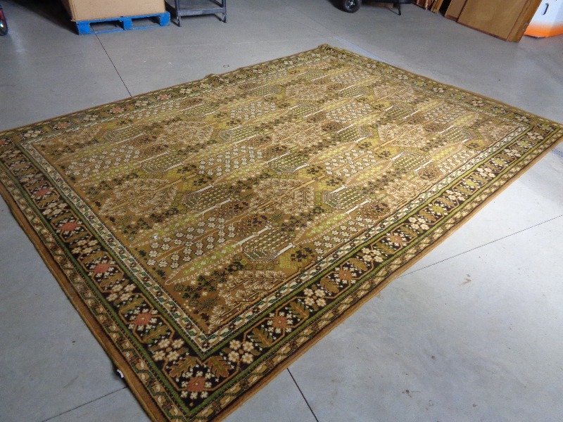 lot 101 image: Large Area Rug