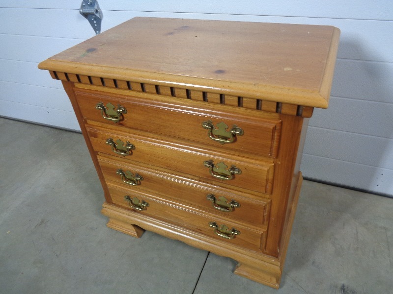 lot 112 image: 3 Drawer Night Stand