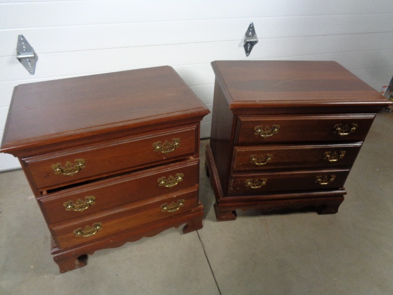 lot 127 image: 2 Night Stands