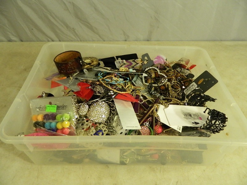 lot 4 image: Assorted Jewelry
