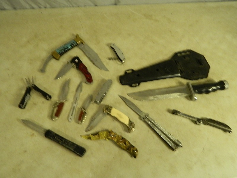 lot 21 image: Dive Knife and Assorted Knives