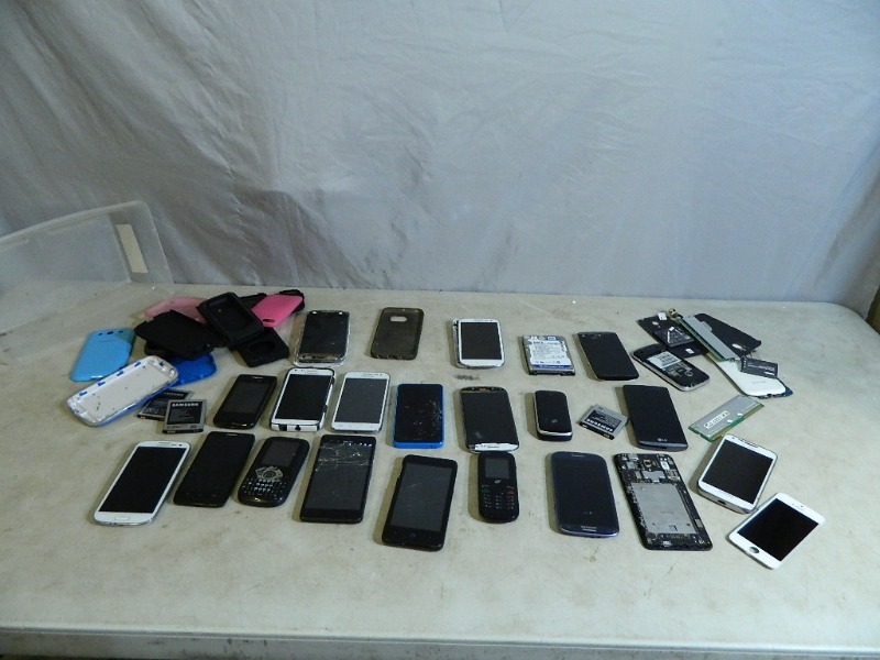 lot 64 image: Cellphones, Cases, and More