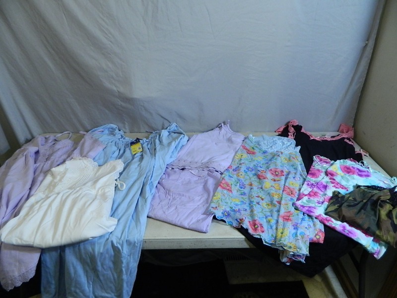 lot 81 image: 8 Womens Night Gowns  PJs
