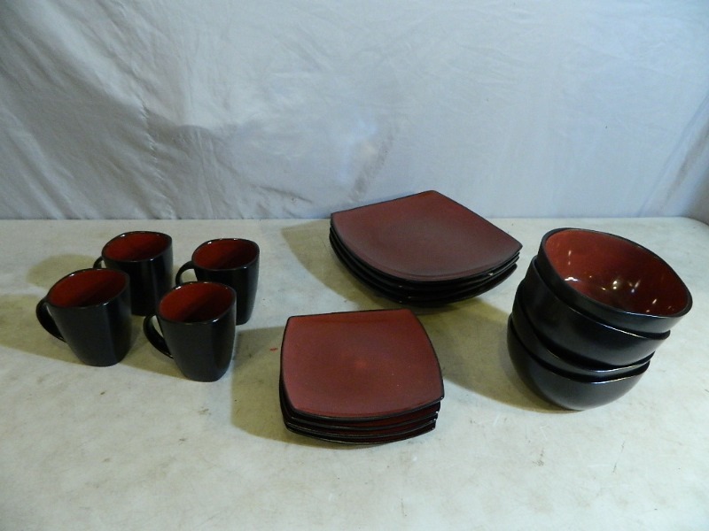 lot 100 image: 16 Piece Dish Set