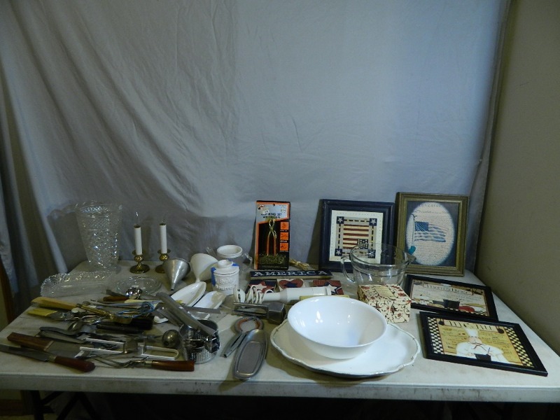 lot 152 image: Pampered Chef Measuring Cup, Kitchen Items, and More