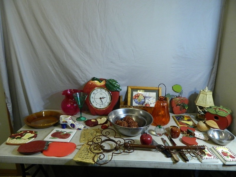 lot 158 image: Large Metal Key, SS Bowls, Apple Decor