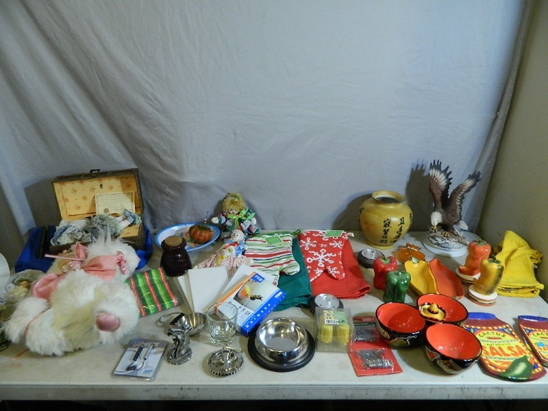 lot 165 image: Porcelain Dolls, Pepper Set, and More
