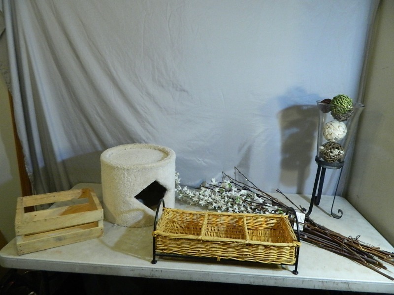 lot 170 image: Cat House and Decor