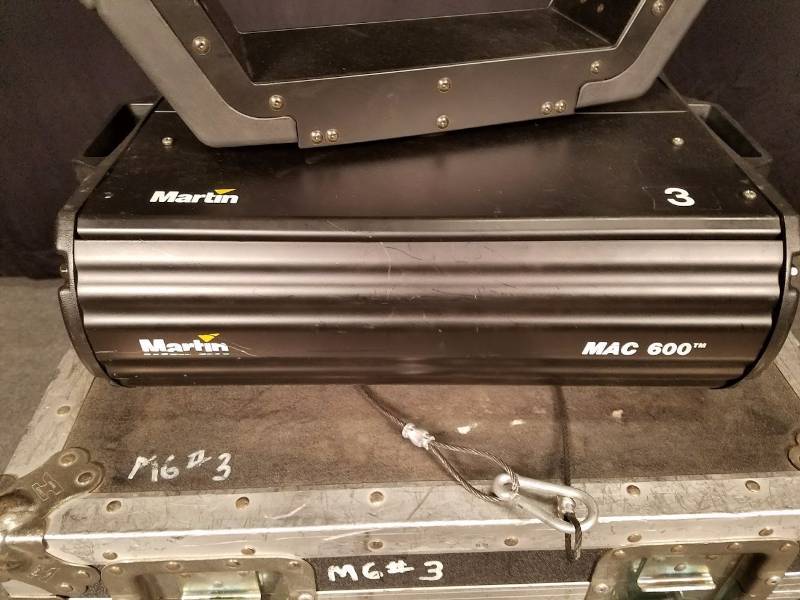 lot 21 image: Martin Mac 600 - pair - case included