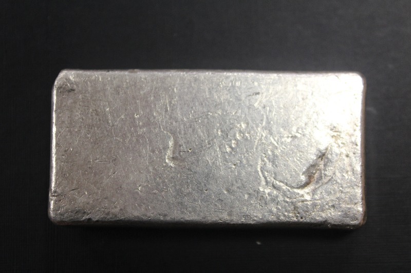 lot 1 image: Vintage Poured Engelhard Silver Bar - 10 Ounces