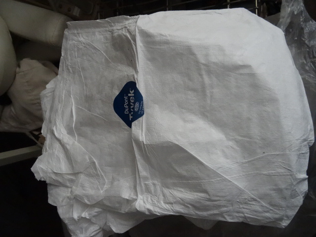lot 4 image: Dupont Tyvek coverall for piant spr...