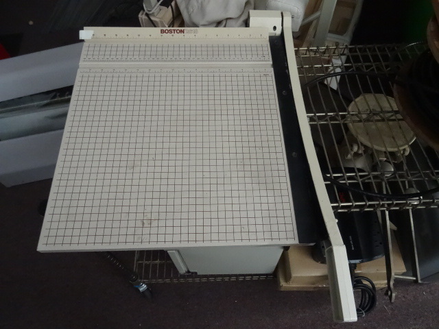 lot 5 image: Boston 2618 18 x 18 paper cutter...