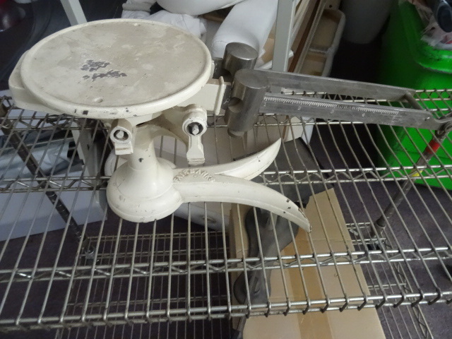 lot 11 image: Vintage Fairbanks scale. 50 lb capa...