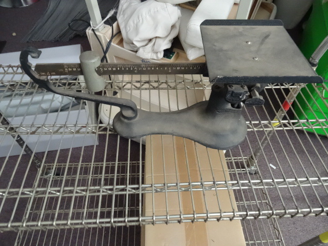 lot 12 image: Vintage 4 lb scale. Cast iron base...