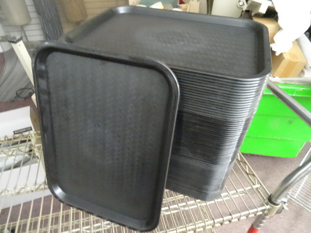 lot 15 image: 71 Cafeteria trays. Very nice shape...