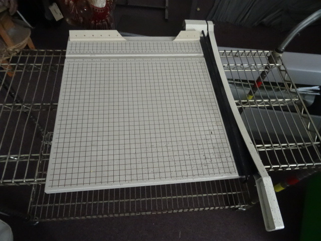lot 22 image: Boston 2618 18 x 18 paper cutter...