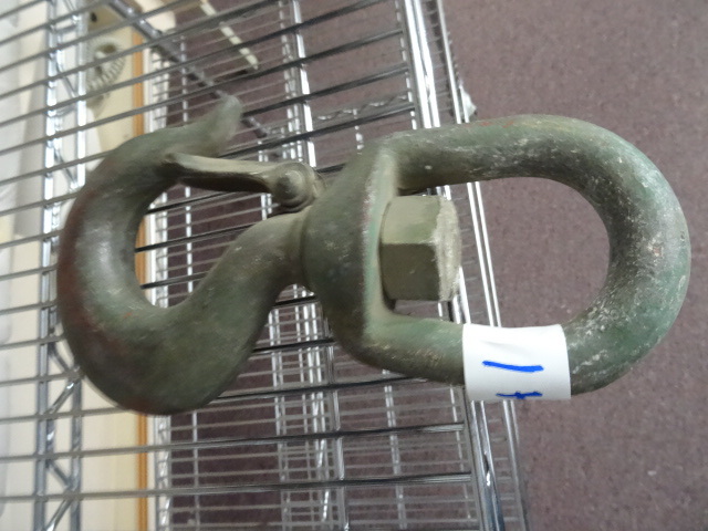 lot 41 image: Heavy duty lifting hook. Swivels. ...