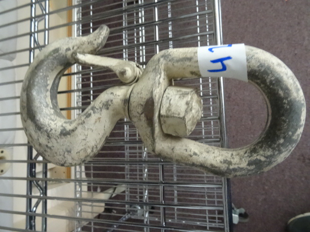 lot 42 image: Heavy duty lifting hook. Swivels. ...
