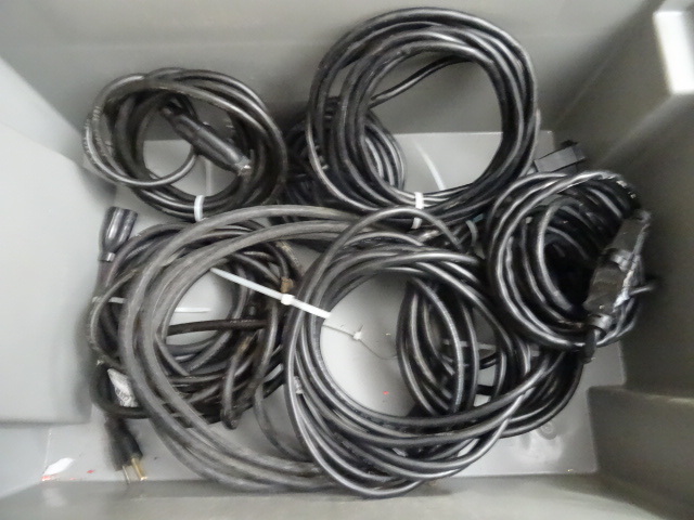 lot 88 image: Random short extension cords with g...