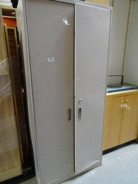 lot 118 image: 2 door metal cabinet. 4 shelves. 37...