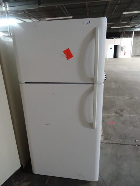lot 129 image: Frigidaire fridge freezer. Model FR...