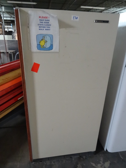 lot 130 image: White Westinghouse frost free refri...