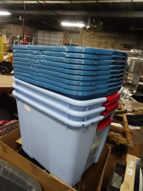 lot 177 image: 12 plastic tubs...