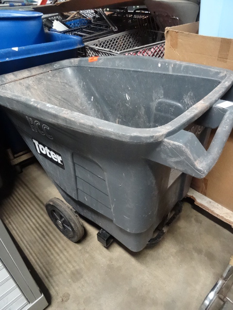 lot 178 image: Toter tilt truck garbage cart UT005...