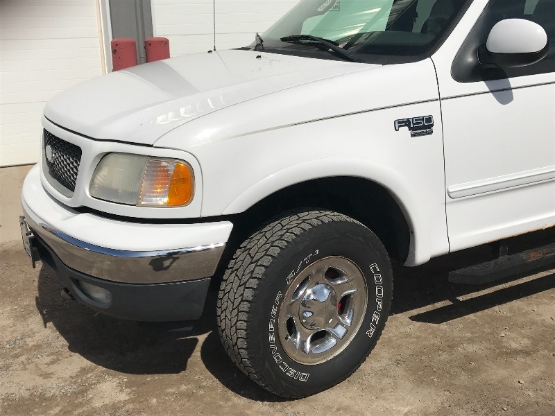lot 3 image: 2001 Ford F.150 Supercrew Lariat