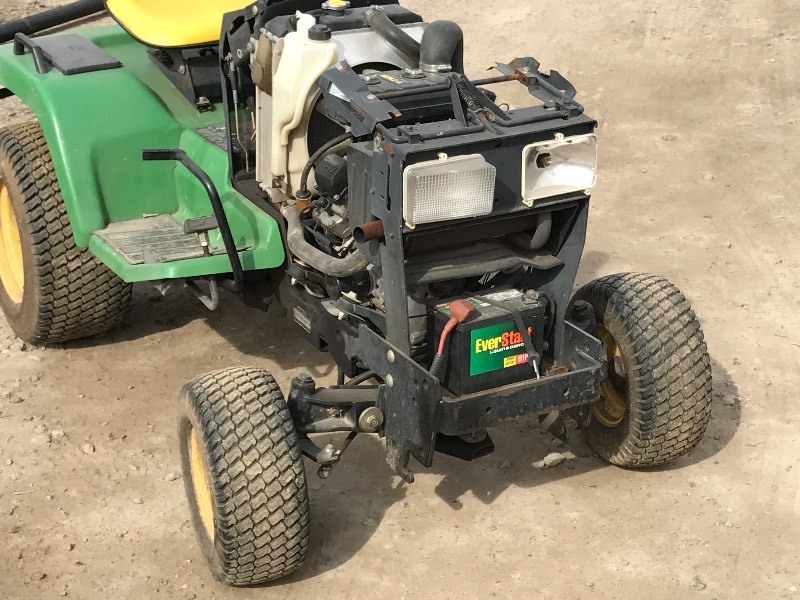 lot 5 image: John Deere 425 Lawn Tractor
