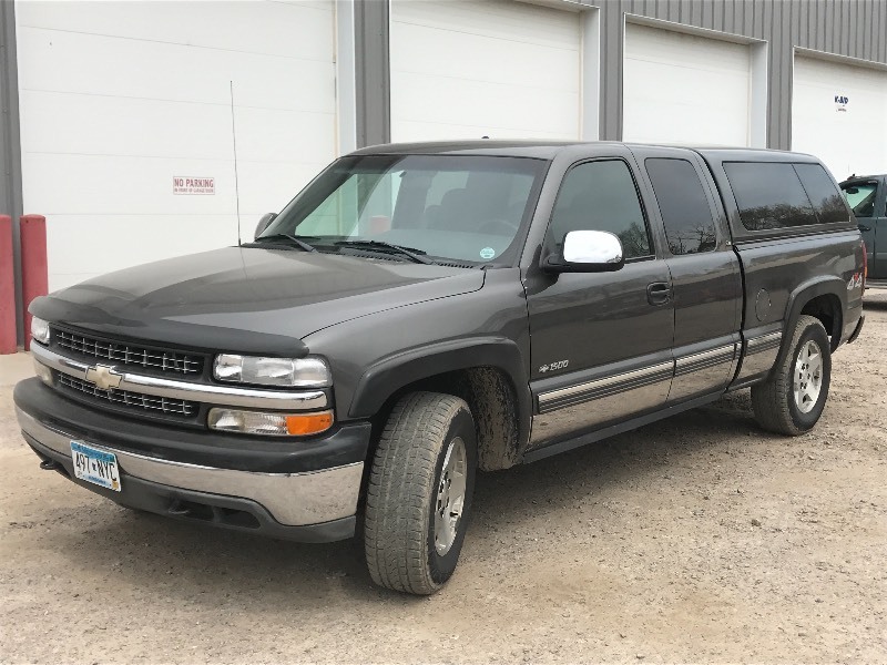 lot 2 image: 2000 Chevrolet Silverado LS