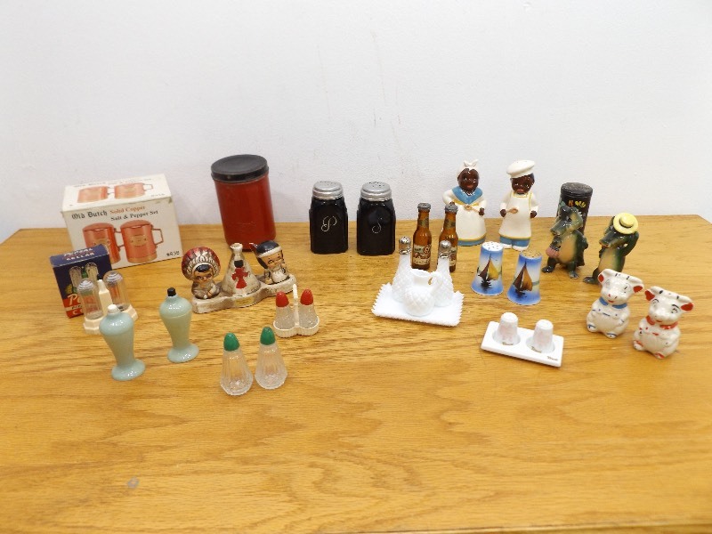 lot 22 image: Lot of Vintage Salt and Pepper Shakers