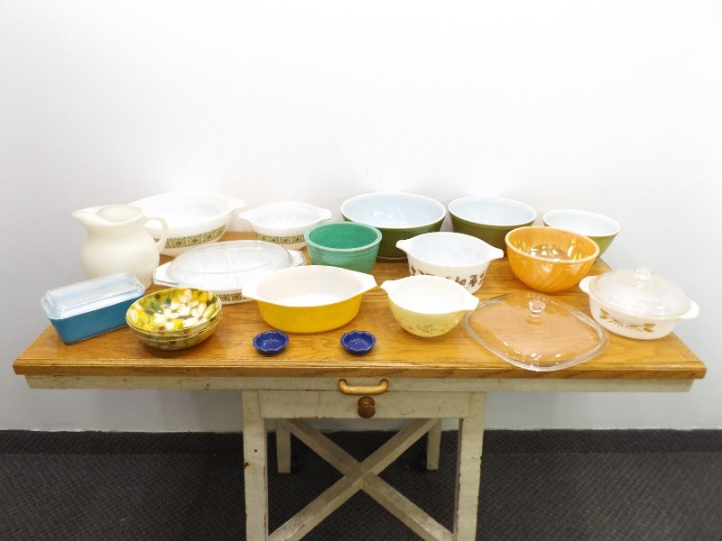 lot 25 image: Large Lot of Vintage Pyrex, Fire King etc. Dishes