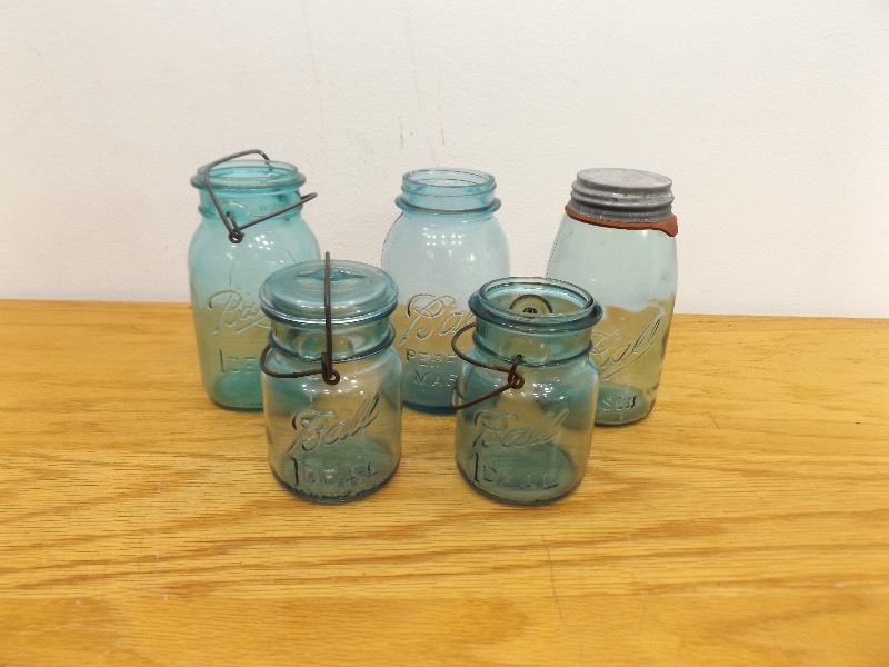 lot 32 image: Lot of 5 Vintage Blue Mason Jars