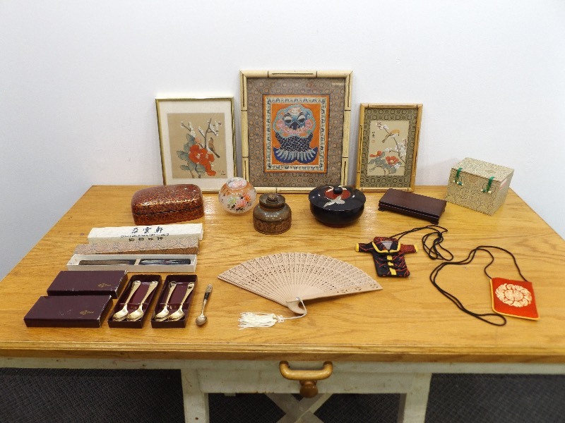 lot 39 image: Lot of Asian Themed Items